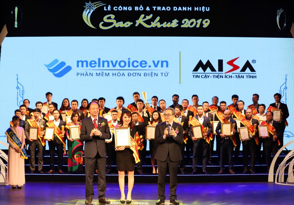 đại diện MISA nhận cúp Sao Khuê 2019 cho Phần mềm hóa đơn điện tử meInvoice.vn