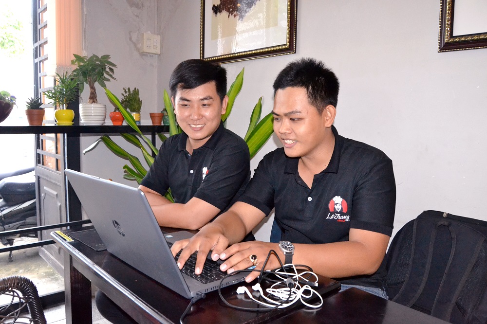 nhân viên quán cơm gà Lê Trang sử dụng phần mềm