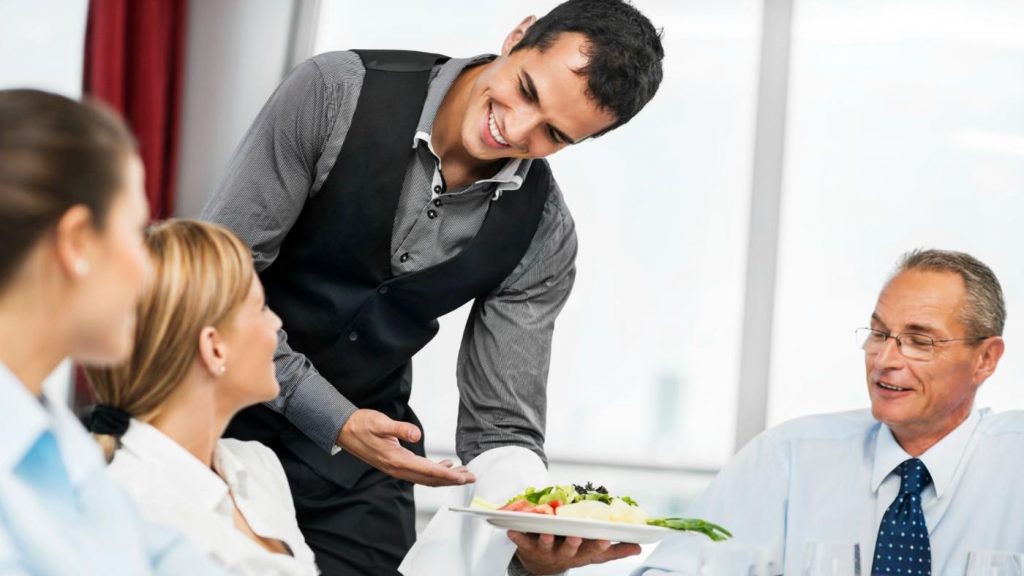 6 tình huống phục vụ bàn nhà hàng hay gặp phải
