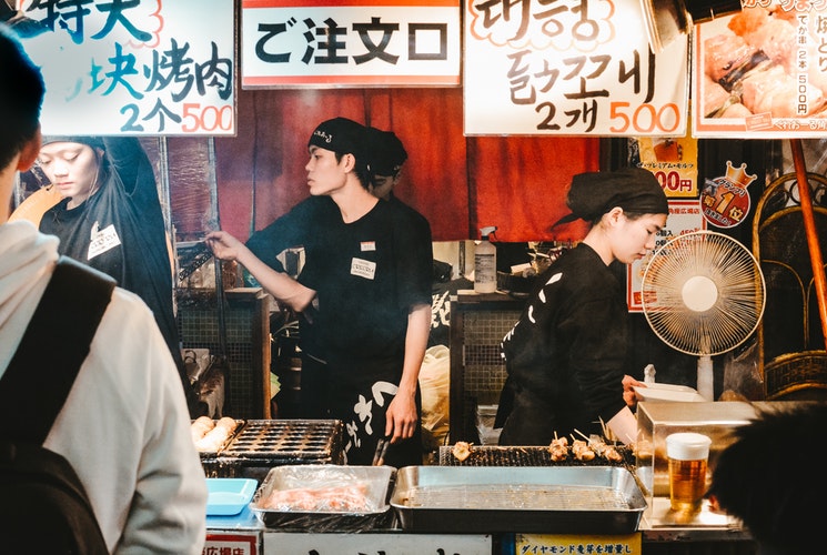 nhân viên quán ăn Nhật