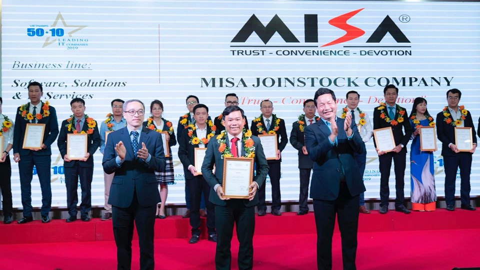 Chủ tịch VINASA Trao danh hiệu TOP 50 doanh nghiệp CNTT hàng đầu Việt Nam cho ông Nguyễn Hồng Hải