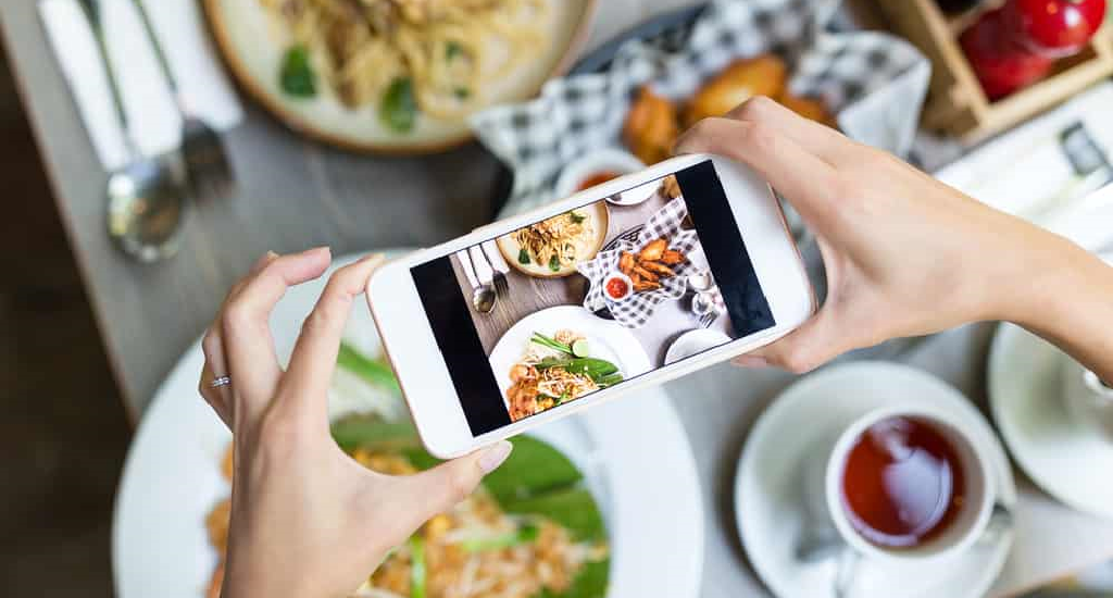 Chụp hình những món ăn ngon đăng lên mạng xã hội sẽ thu hút nhiều lượt khách hàng mới biết đến thương hiệu rộng rãi hơn 