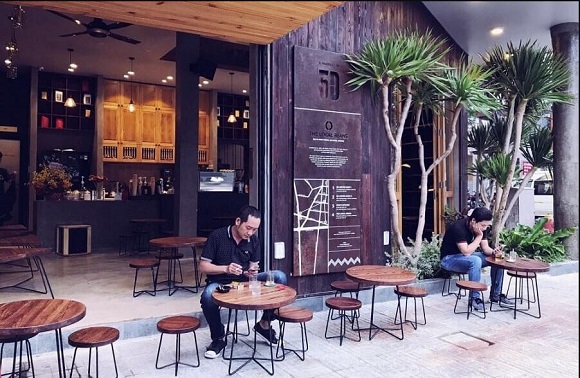 Nên thiết kế không gian thoáng mát cho quán cafe vỉa hè