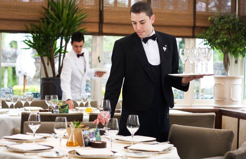Nhân viên phục vụ nhà hàng Âu