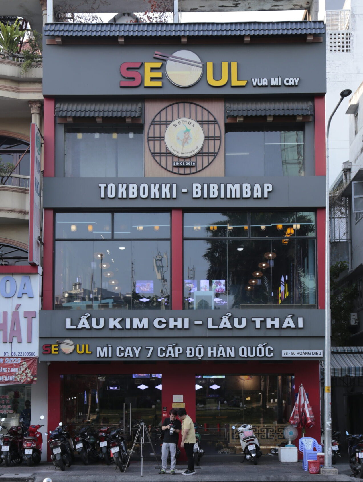 Mì cay Seoul màu chủ đạo