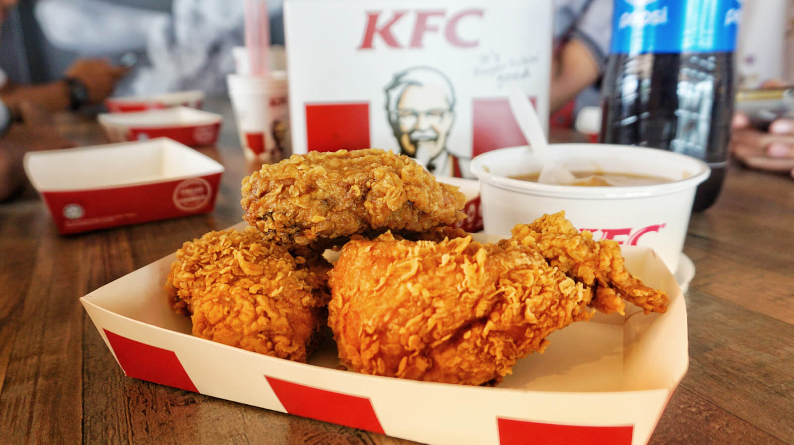 KFC nổi tiếng với công thức gà rán và điều này đòi hỏi mỗi chi nhánh phải tuân thủ nghiêm ngặt